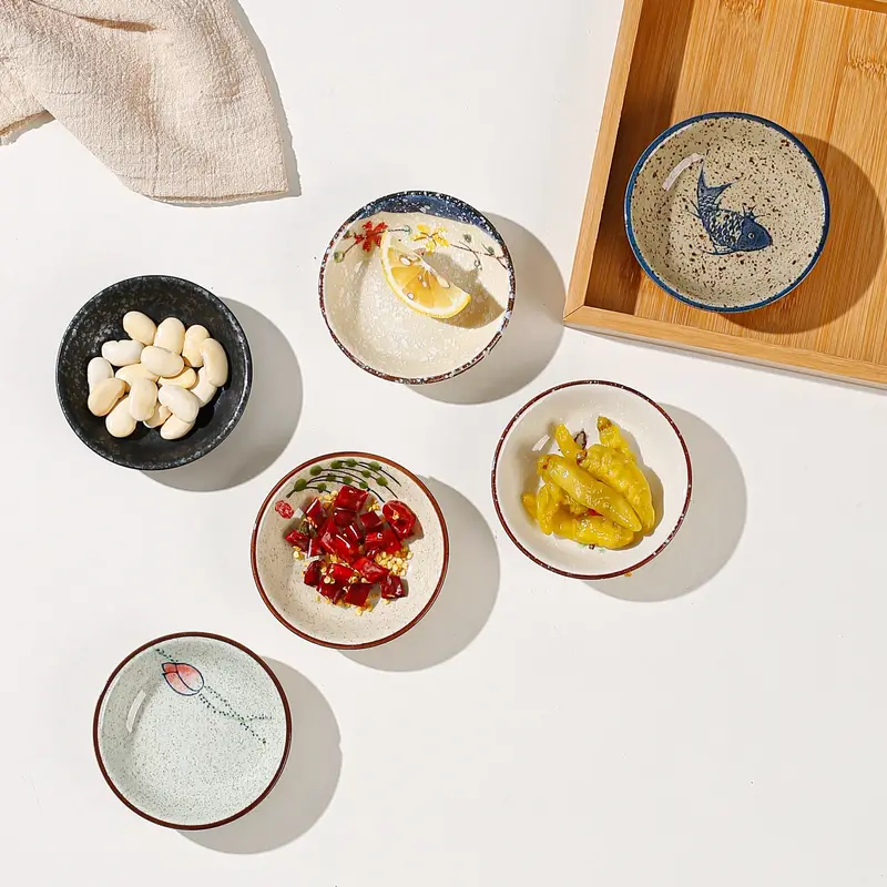 6 plats à sauce style japonais sur une table blanche