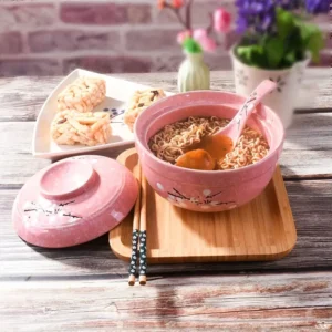 bol à ramen japonais en céramique rose avec motifis fleur de cerisier avec des nouilles