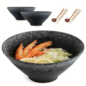 Bol de ramen traditionnel avec un bouillon crémeux, des tranches de porc, un œuf à la coque coupé en deux, des tranches de narutomaki (gâteau de poisson) et des oignons verts sur fond gris neutre