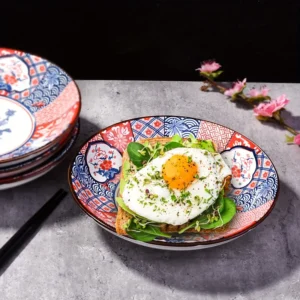 4 assiettes japonaises rouge et bleu avec l'une d'elle qui a un plat