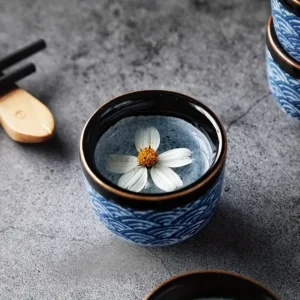 Verre à saké japonais avec une fleur
