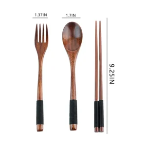 Couverts en bois japonais montrant leurs dimensions : une fourchette de 3,48 cm, une cuillère de 4,32 cm et des baguettes de 23,5 cm