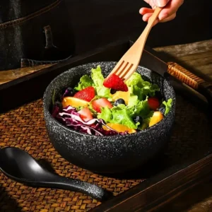 dégustation de salade dans un bol japonais en céramique noir