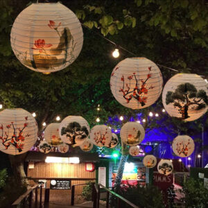 lanternes japonaises rondes dans un restaurant