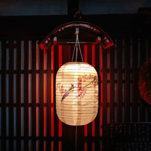 lanterne japonaise LED à l'intérieur d'une pièce
