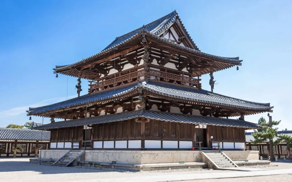 Architecture historique en bois du temple Horyuji, présentant la plus ancienne pagode en bois encore debout au monde