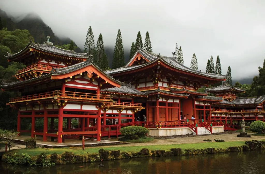 Temple de Byodo-in à Uji, Kyoto, avec sa salle du Phénix éclatante se reflétant dans l'eau, entourée de montagnes brumeuses